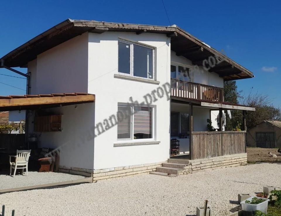 House in Bulgaria with a large plot, 9 km from the sea
