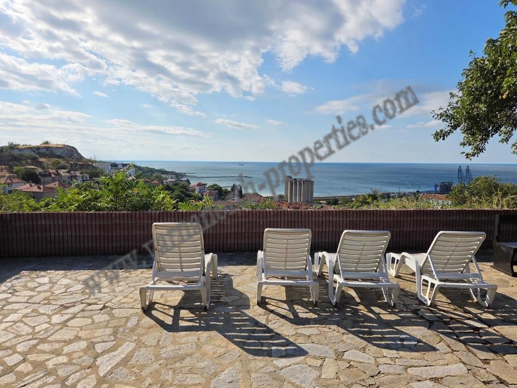Дом с тремя спальнями и беспрепятственным видом на море